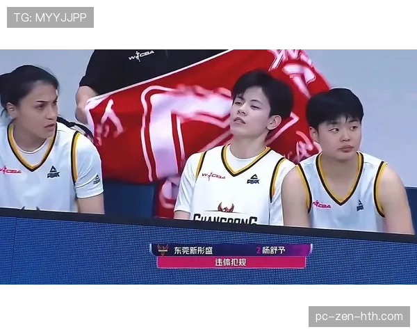 杨舒予球场像打仗，街拍像把商场搬回家，我连钱包都不好意思亮了
